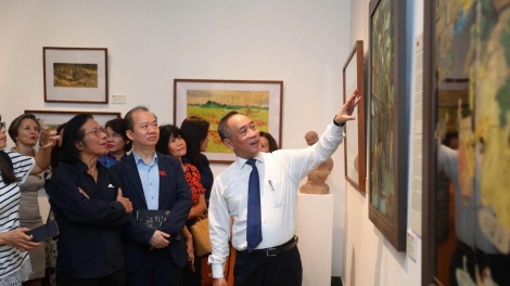 노동과 국가 재건의 세월…베트남 국립미술관, 50여 점의 작품으로 시대상 재현