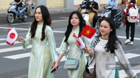 Fast 1.000 Menschen nahmen an Parade in traditionellen vietnamesischen und japanischen Trachten teil