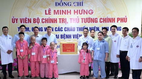 PM visits pediatric patients on Mid-Autumn Festival