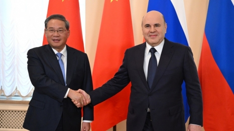 プーチン氏、中国首相と会談　中ロ関係の発展強調