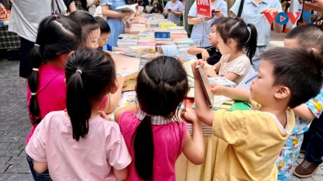 กิจกรรมขานรับวันหนังสือและวัฒนธรรมการอ่านเวียดนาม 21 เมษายน