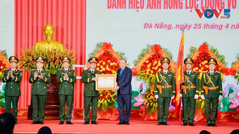 เลขาธิการใหญ่พรรค ประธานประเทศ โตเลิม มอบประกาศเกียรติคุณเป็นวีรชนกองกำลังติดอาวุธประชาชนให้แก่กองทัพภาคที่ 5