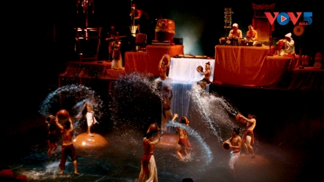 Chum show: Văn hóa truyền thống trên sân khấu đương đại