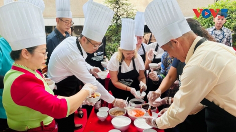 Lãnh sự đoàn trải nghiệm ẩm thực Việt tại Thành phố Hồ Chí Minh
