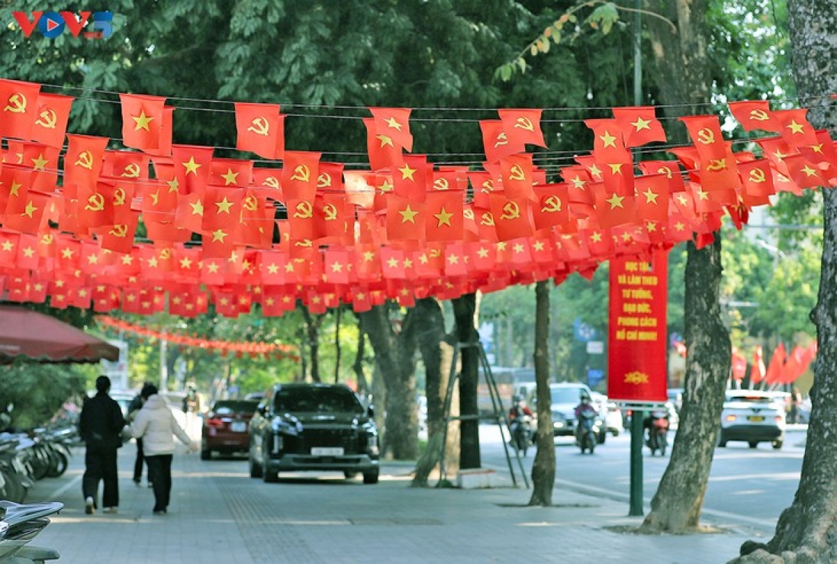 ธงชาติเวียดนามถูกแขวนเรียงรายตามถนนสายหลักของเมือง…