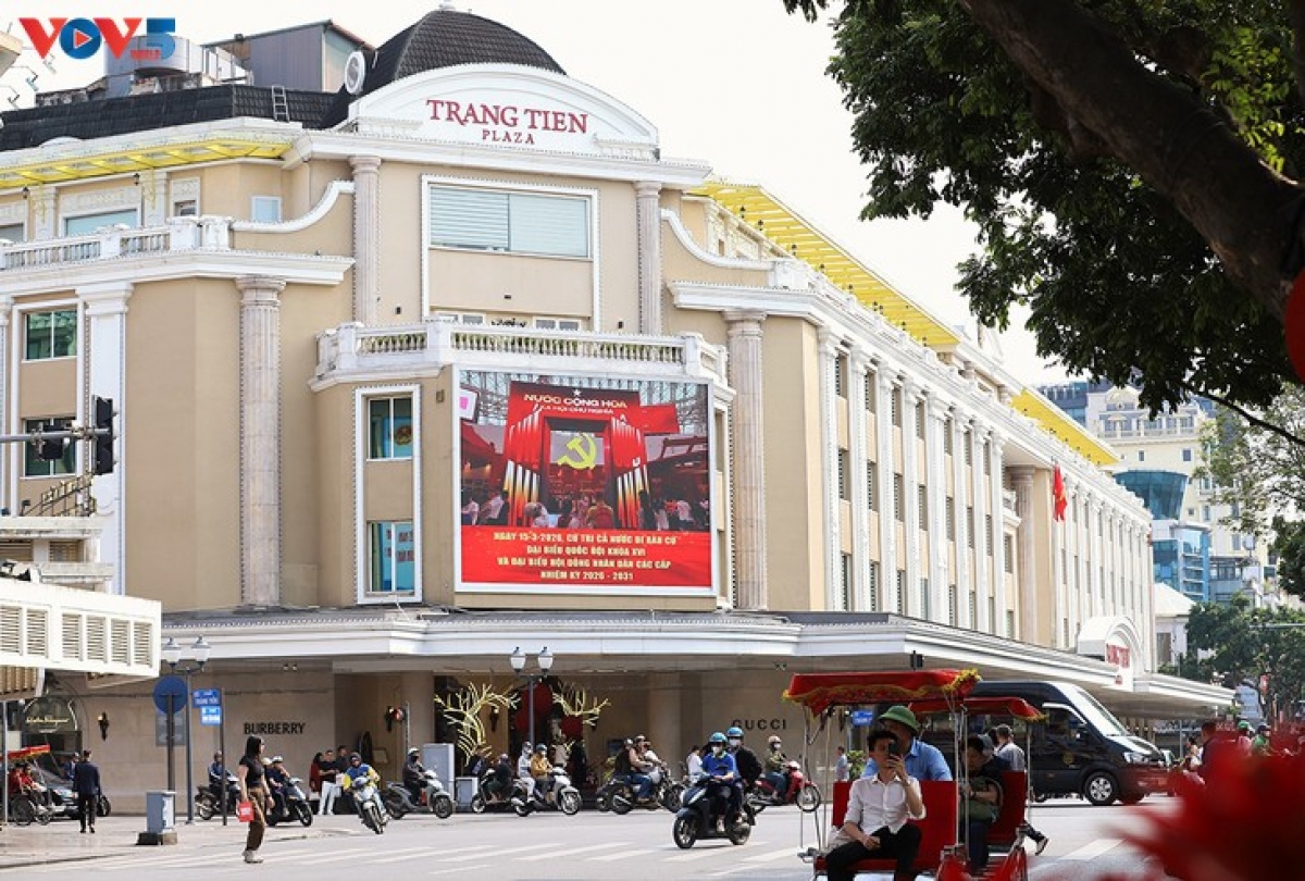 บริเวณรอบทะเลสาบหว่านเกี๊ยมโดดเด่นด้วยป้ายประชาสัมพันธ์ขนาดใหญ่และจอ LED ที่มุ่งสู่วันมหกรรมของประชาชนทั้งประเทศ