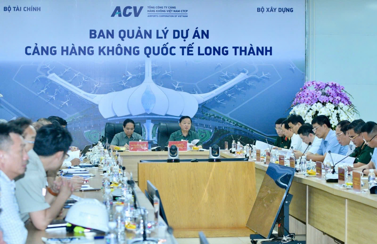 Premierminister Pham Minh Chinh bei der Tagung mit der Leitung des Bauprojekts des internationalen Long-Thanh-Flughafens. (Foto: VOV)