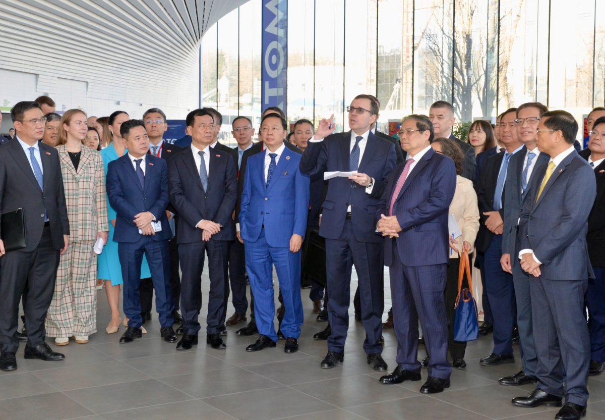 លោកនាយករដ្ឋមន្ត្រី ហ្វាម មិញជីញ ទៅទស្សនាសារមន្ទីរថាមពលបរមាណូ។ (រូបថត៖ VOV)