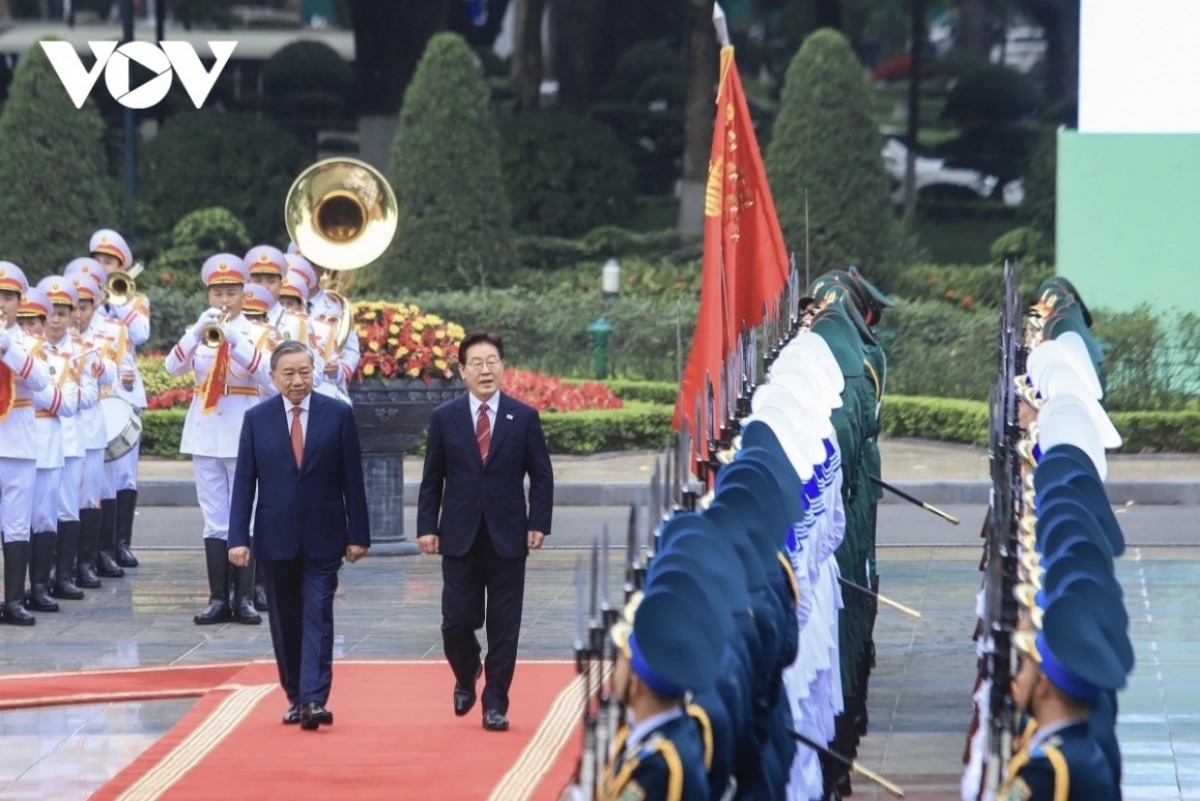베트남 인민군 의장대를 사열하는 양국 정상 (사진: VOV)