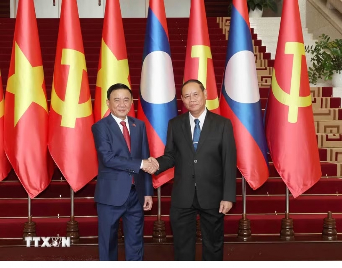 Ständiges Mitglied des Sekretariats der Laotischen Revolutionären Volkspartei, Vilay Lakhamphong (r.) und Ständiges Mitglied des KPV-Sekretariats, Tran Cam Tu, bei der Begrüßungszeremonie. (Foto: VNA)