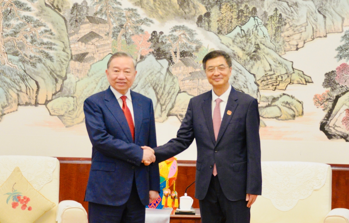 General Secretary of the Communist Party of Vietnam Central Committee and State President To Lam (L) receives Chen Gang, Party Secretary and Chairman of the Standing Committee of the Guangxi Zhuang Autonomous Region People's Congress. Photo: Van Hieu/VOV