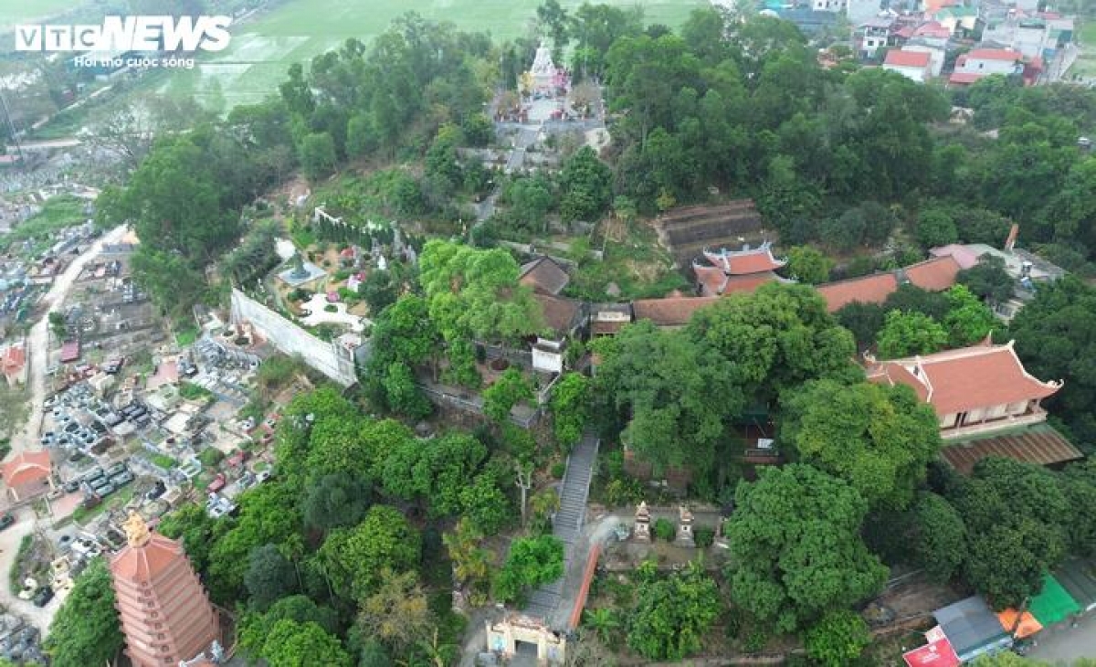 Chùa Tiêu Sơn (chùa Tiêu) ở phường Tam Sơn, tỉnh Bắc Ninh, là nơi thiền sư Lý Vạn Hạnh - người đã có công nuôi dạy Lý Công Uẩn (vị vua đầu tiên của triều Lý) - trụ trì và viên tịch. Chùa Tiêu cũng được biết đến là trung tâm Phật giáo cổ xưa của Việt Nam.