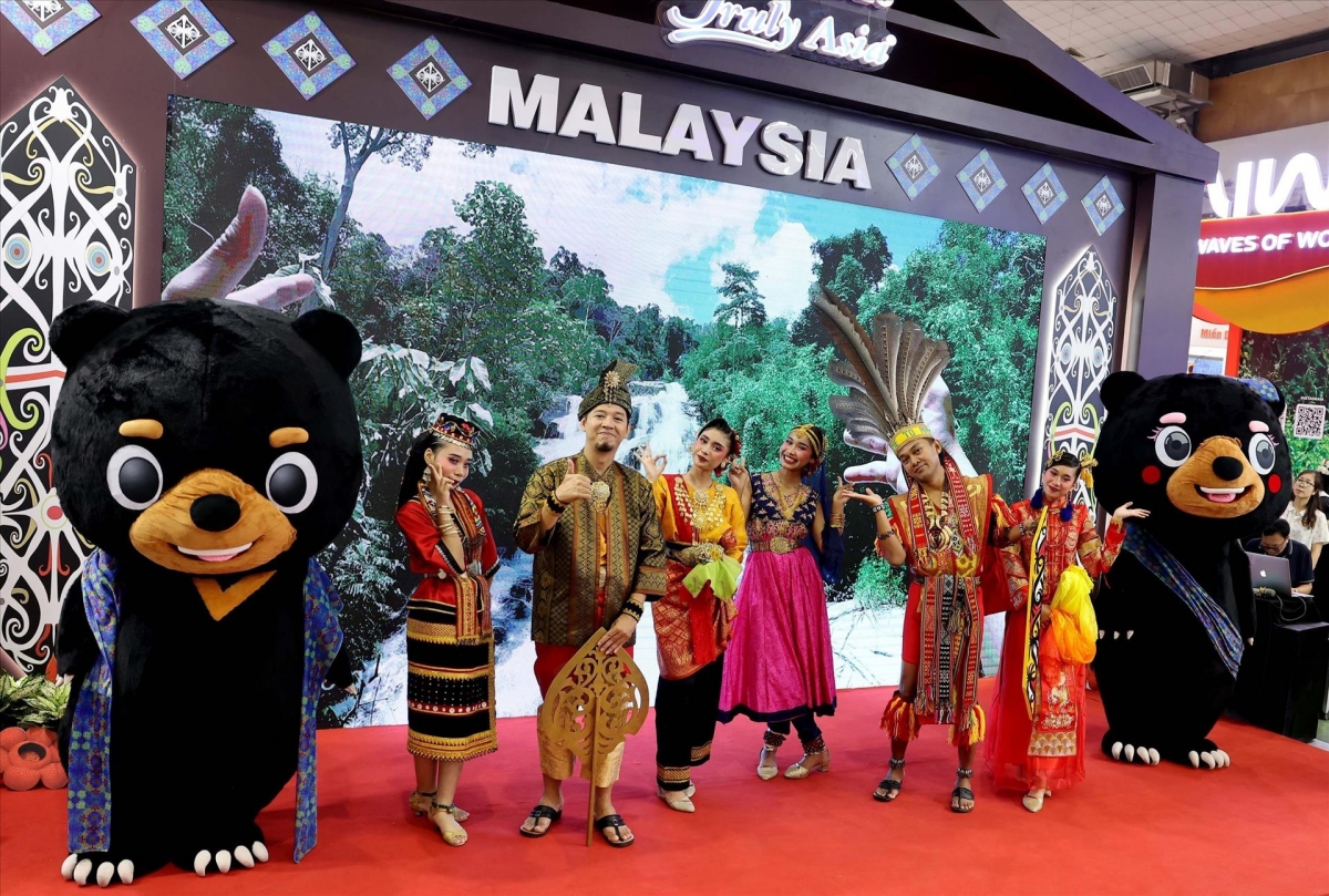 More than 600 tourism businesses from 15 countries and territories and 34 provinces and cities, showcase tourism products at the fair (Photo: Nhat Anh/VNA)
