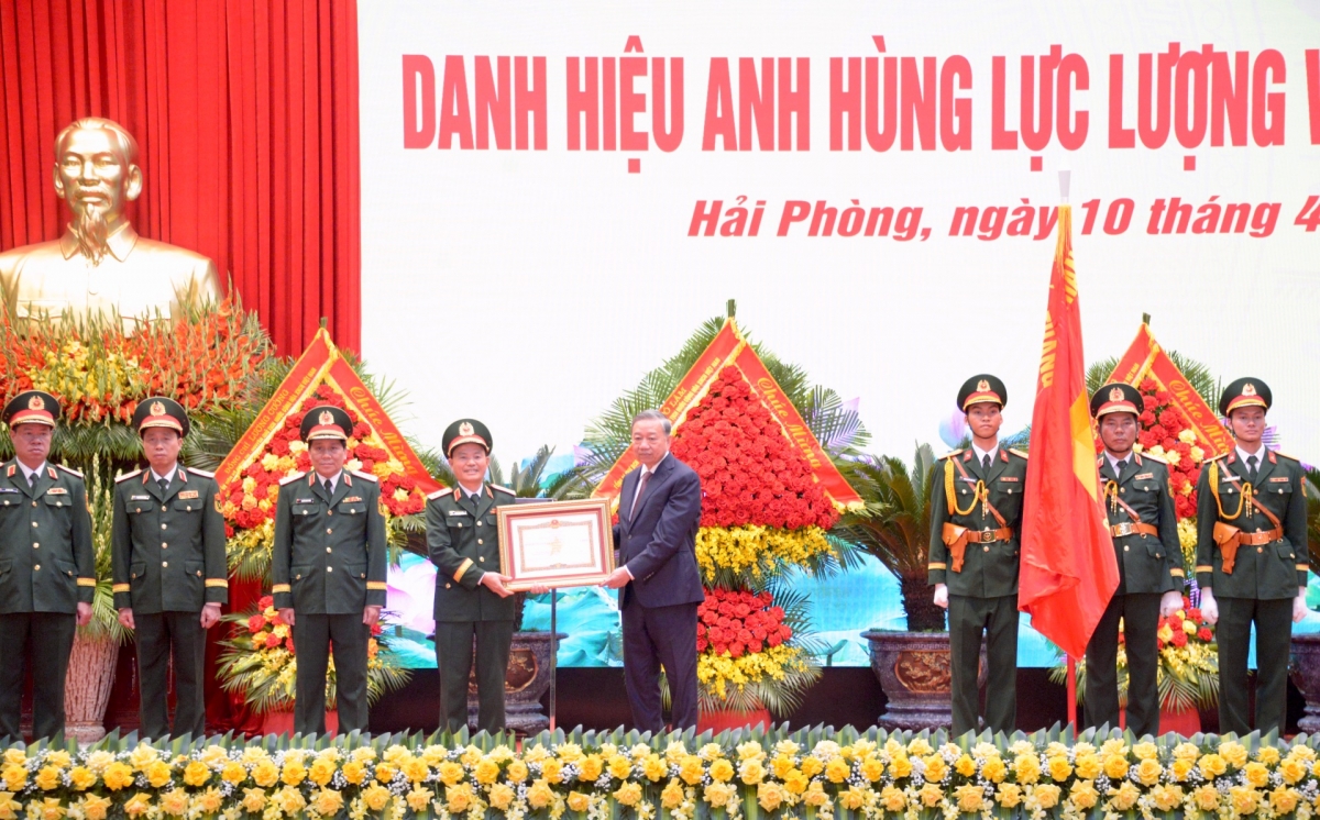 ທ່ານ​ເລ​ຂາ​ທິ​ການ​ໃຫຍ່, ປະ​ທານ​ປະ​ເທດ ຫວຽດ​ນາມ ໂຕ​ເລິມ ມອບ​ນາມ​ມະ​ຍົດວິ​ລະ​ຊົນ​ກຳ​ລັງ​ປະ​ກອບ​ອາ​ວຸດ​ປະ​ຊາ​ຊົນ​ຂອງ​ທະ​ຫານ​ເຂດ 3 (ພາບ: VOV)