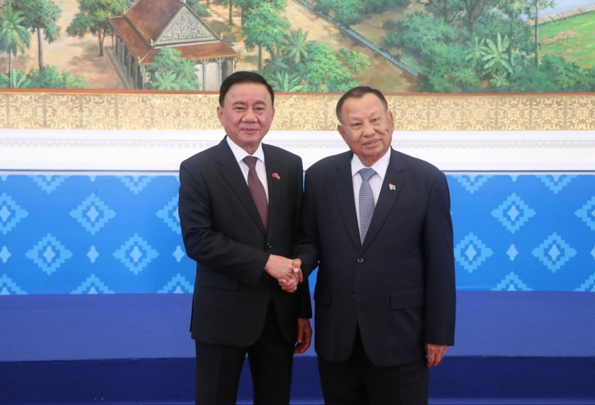 លោក ត្រឹន កឹម ទូ សមាជិកប្រចាំការ គណៈលេខាធិការមជ្ឈិម និងសម្តេចសាយ ឈុំ (រូបថត៖ ហ័ង អិន/VOV)