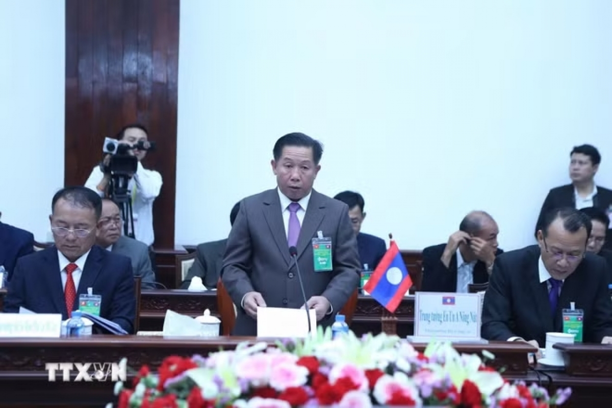 Thiếu tướng En Ouanongnout, Thứ trưởng kiêm Tổng cục Trưởng Tổng cục An ninh, Bộ Công an Lào phát biểu tại Hội nghị. Ảnh: Xuân Tú/TTXVN