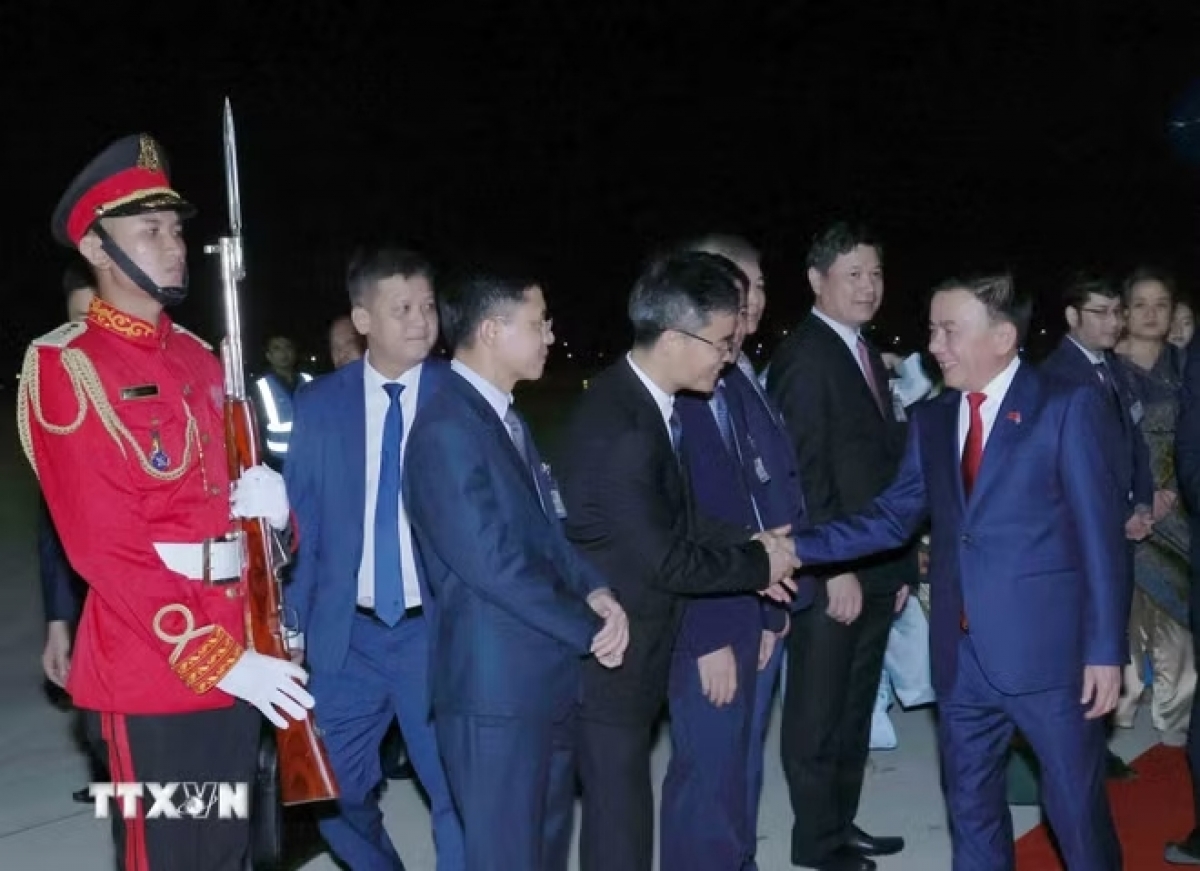 Cán bộ, nhân viên Đại sứ quán Việt Nam tại Campuchia đón Thường trực Ban Bí thư Trần Cẩm Tú cùng Đoàn đại biểu cấp cao Việt Nam tại Sân bay Quốc tế Techo. Ảnh: Phương Hoa/TTXVN