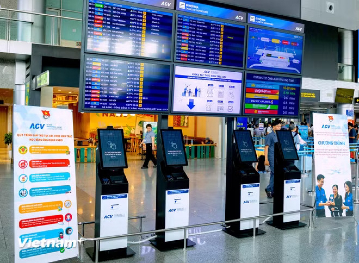 Dans la zone du terminal domestique, des équipements modernes entièrement automatisés, accompagnés d’instructions détaillées, permettent aux passagers de s’enregistrer eux-mêmes pour l’accès prioritaire. Photo : Thanh Phong/Vietnam+