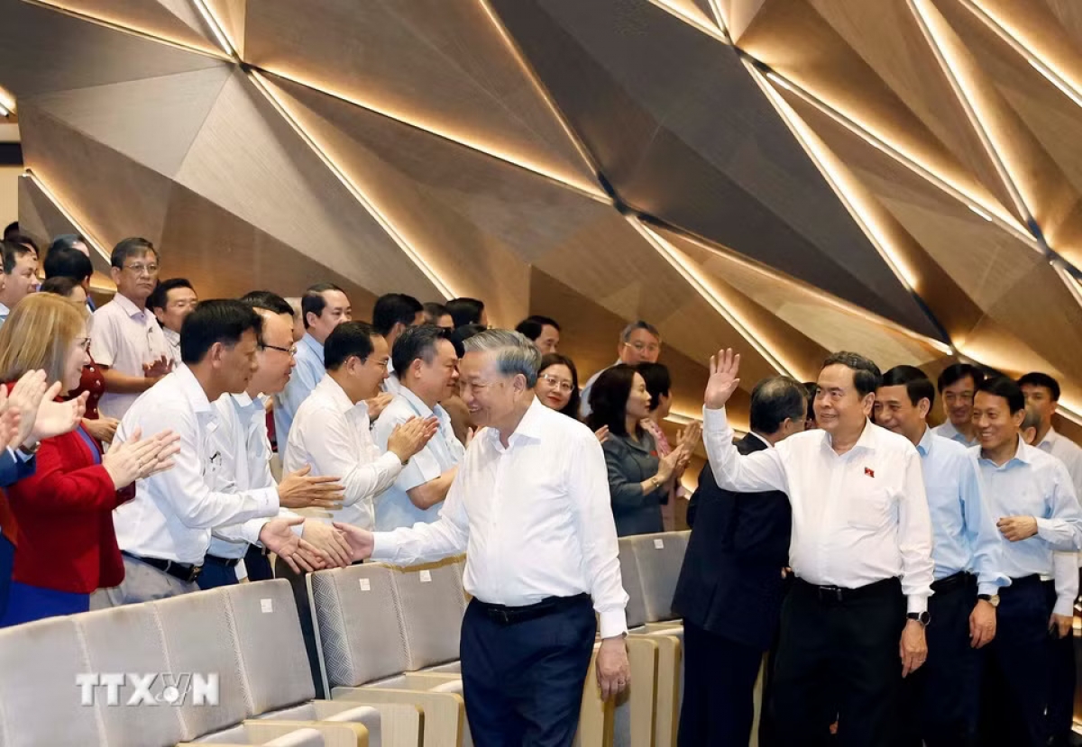 Tổng Bí thư, Chủ tịch nước Tô Lâm, Chủ tịch Quốc hội Trần Thanh Mẫn cùng các vị lãnh đạo Đảng, Nhà nước dự Chương trình nghệ thuật "Tổ quốc trong tim". Ảnh: TTXVN