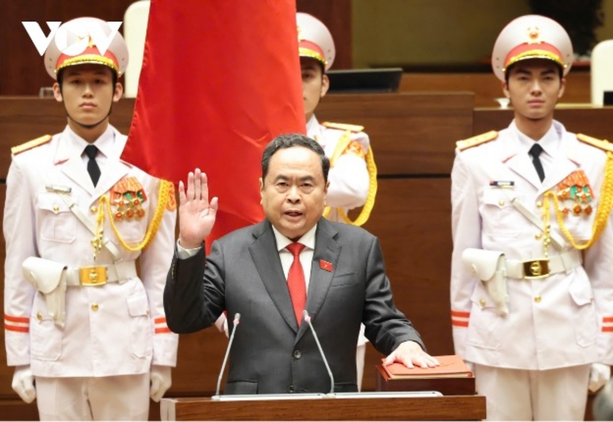 陈青敏国会主席宣誓就职。