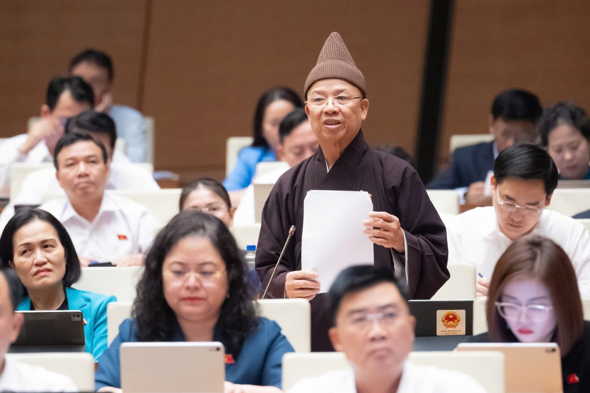Mönch Thich Thanh Quyet, Abgeordneter der Provinz Quang Ninh, redet auf der Sitzung. (Foto: quochoi.vn)