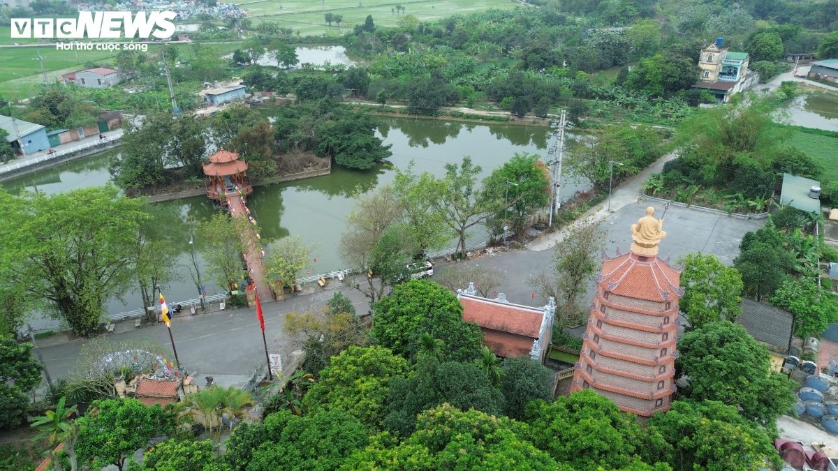Phía trước chùa Tiêu là dòng sông Tiêu Tương hiền hòa, lặng lẽ soi bóng mái chùa cổ kính qua bao năm tháng. Giữa không gian thanh tịnh ấy, ngôi chùa "3 không” vẫn bền bỉ gìn giữ nếp tu hành giản dị, nhắc nhở mỗi người khi tìm về cửa Phật hãy đặt trọn lòng thành, buông bỏ những hình thức vật chất để hướng tới sự an yên từ tâm.