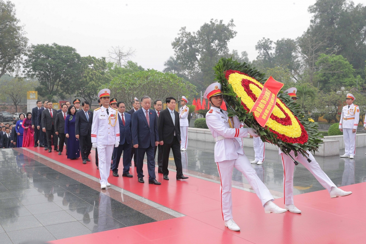 National Assembly deputies visit the Ho Chi Minh Mausoleum before the opening of the first session of the 16th National Assembly. Photo: VOV