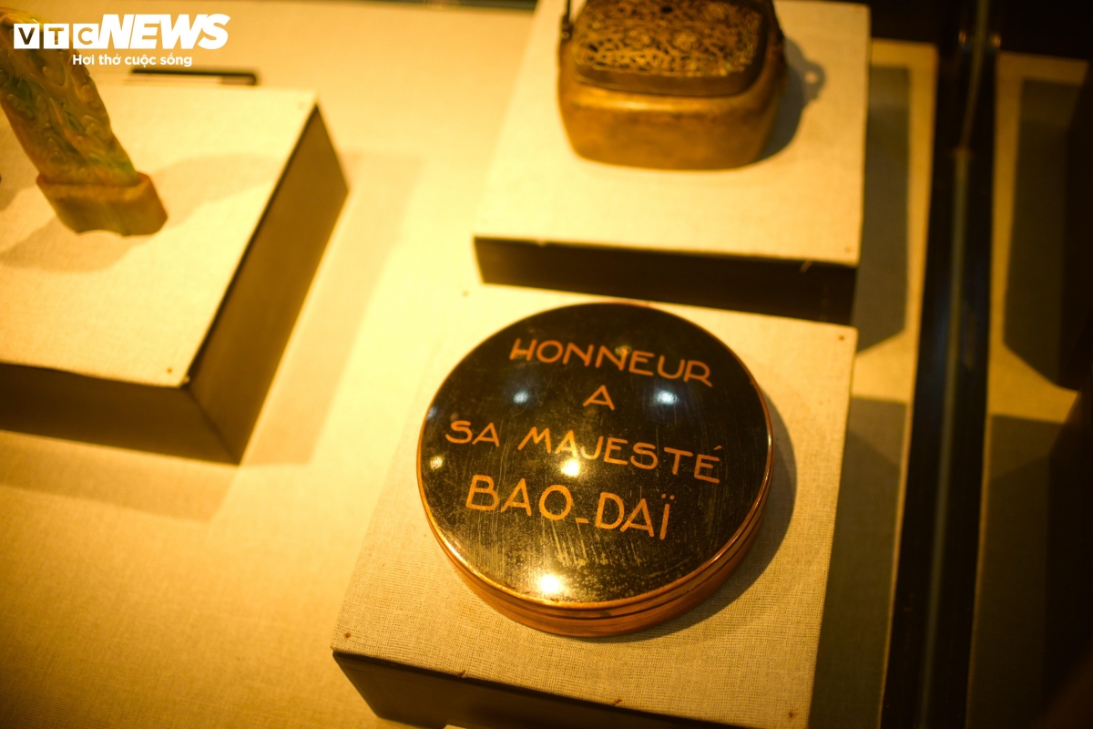 Một hộp chứa đồ cá nhân của vua Bảo Đại được bạn bè quốc tế tặng kỷ niệm còn lưu lại.