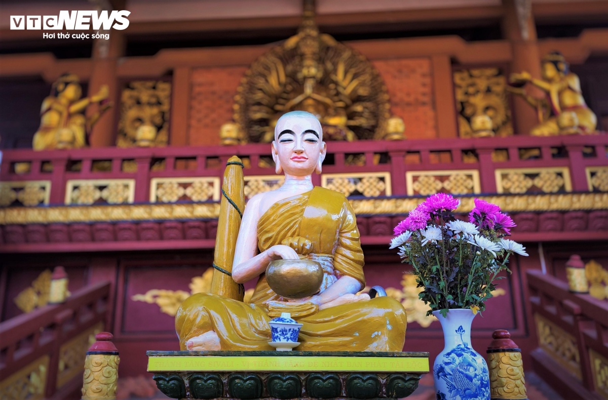 Hầu như tất cả các công trình trong chùa Bửu Minh đều do chính tay thầy trụ trì cùng những người thợ tâm huyết thực hiện ròng rã trong nhiều năm trời. Mỗi đường nét, mỗi nụ cười của đức Phật đều chứa đựng sự thành kính và tỉ mỉ của người kiến tạo.