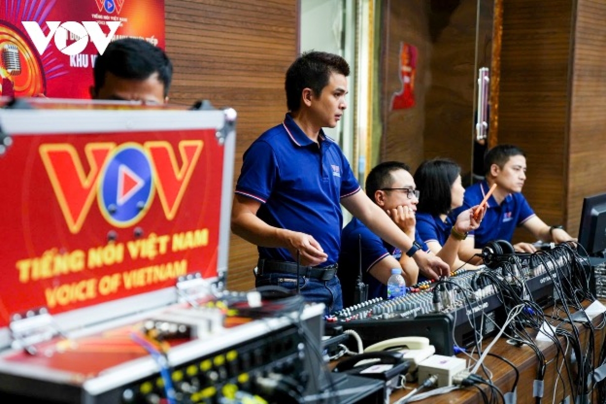 “Đội ngũ kỹ thuật của chúng tôi luôn là những người đến sớm, về muộn trong mỗi chương trình, đặc biệt tại các kỳ Liên hoan Phát thanh. Đó là trách nhiệm nhằm bảo đảm thành công chung của sự kiện, vì công tác kỹ thuật luôn phải được chuẩn bị từ sớm, từ xa”, ông Huỳnh Thăng Long chia sẻ.