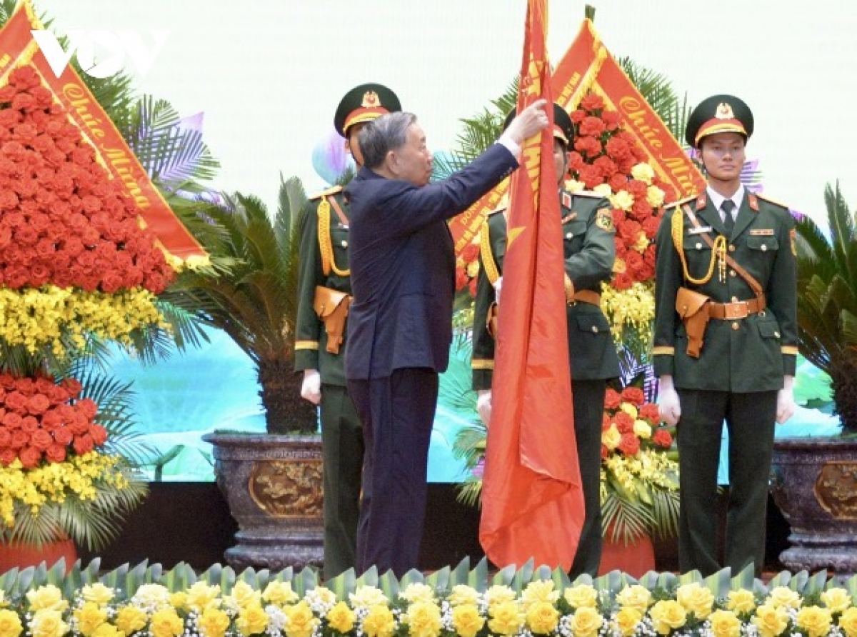 Tổng Bí thư, Chủ tịch nước Tô Lâm đề nghị Quân khu tổ chức xây dựng lực lượng, điều chỉnh tổ chức biên chế tinh, gọn, mạnh cả đơn vị chủ lực và cơ quan quân sự địa phương 2 cấp, không ngừng đổi mới, nâng cao chất lượng huấn luyện, diễn tập… cùng với đó là thực hiện tốt chức năng đội quân công tác, tham gia xây dựng nông thôn mới, đô thị văn minh, góp phần xây dựng cơ sở chính trị địa phương vững mạnh.