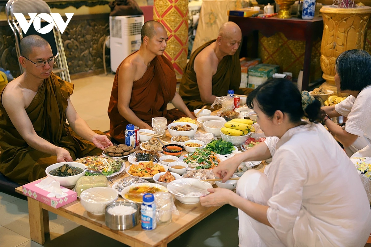 Cuối cùng, người Khmer tổ chức Lễ Trai tăng. Đây là một phong tục truyền thống tốt đẹp của người Khmer khi bà con trong phum sóc mang cơm đến tận chùa dâng cho các nhà sư, nghe tụng niệm kinh Phật.