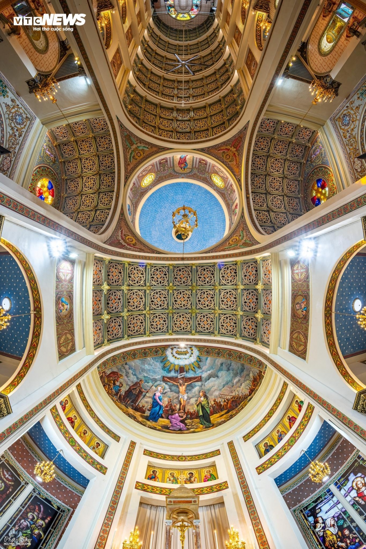 与常见的哥特式教堂不同，这里没有太多大型雕像，而是用马赛克镶嵌画来叙事。细小的石片闪烁着金属光泽，反射自然光线，使每面墙壁仿佛随着时辰的流转而变幻。