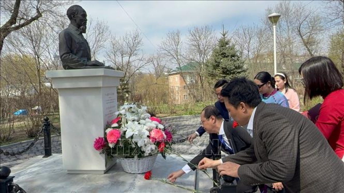 Lễ dâng hoa tại tượng đài Chủ tịch Hồ Chí Minh ở Vladivostok. Ảnh: TTXVN