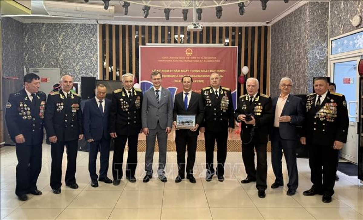 Der vietnamesische Generalkonsul im russischen Wladiwostock Nguyen Viet Kien und russiche Freunde bei der Feier. (Foto: VNA)