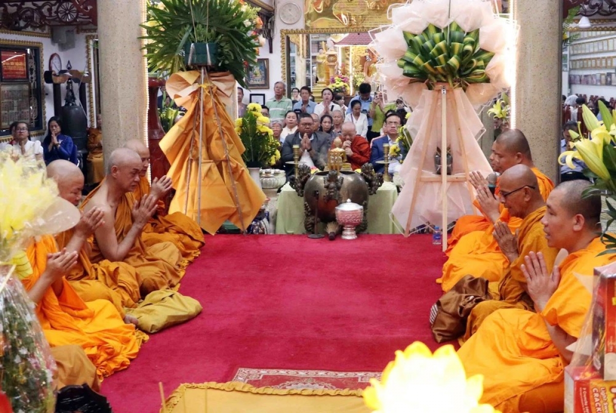 ព្រះសង្ឃធ្វើពិធីបួងសួងសុំសន្តិភាព និងពរជ័យក្នុងឱកាសបុណ្យចូលឆ្នាំថ្មីប្រពៃណីរបស់ប្រទេសកម្ពុជា ឡាវ និងថៃ (រូបថត៖ Xuân Khu/TTXVN)