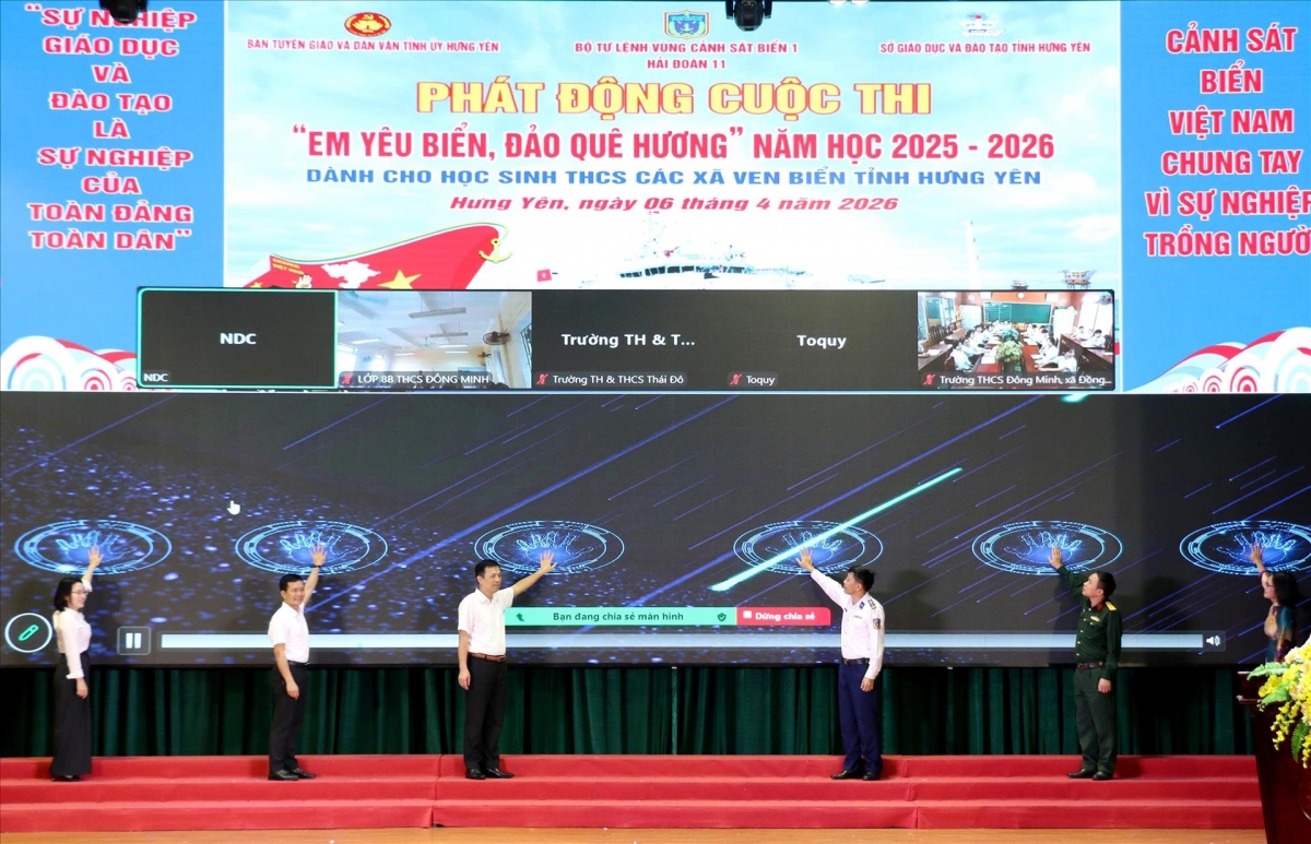 Các đại biểu thực hiện nghi thức phát động cuộc thi “Em yêu biển, đảo quê hương”. Ảnh: Thế Duyệt/TTXVN