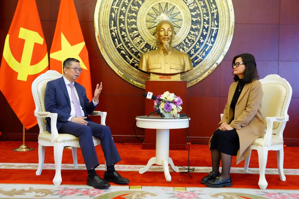 Vietnamese Ambassador to China Pham Thanh Binh talks to the Voice of Vietnam reporter Bich Thuan. Photo: Trung Kien/VOV-Beijing