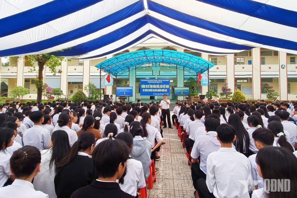 Scene from an awareness session at Cat Tien High School. (Photo: qdnd.vn)