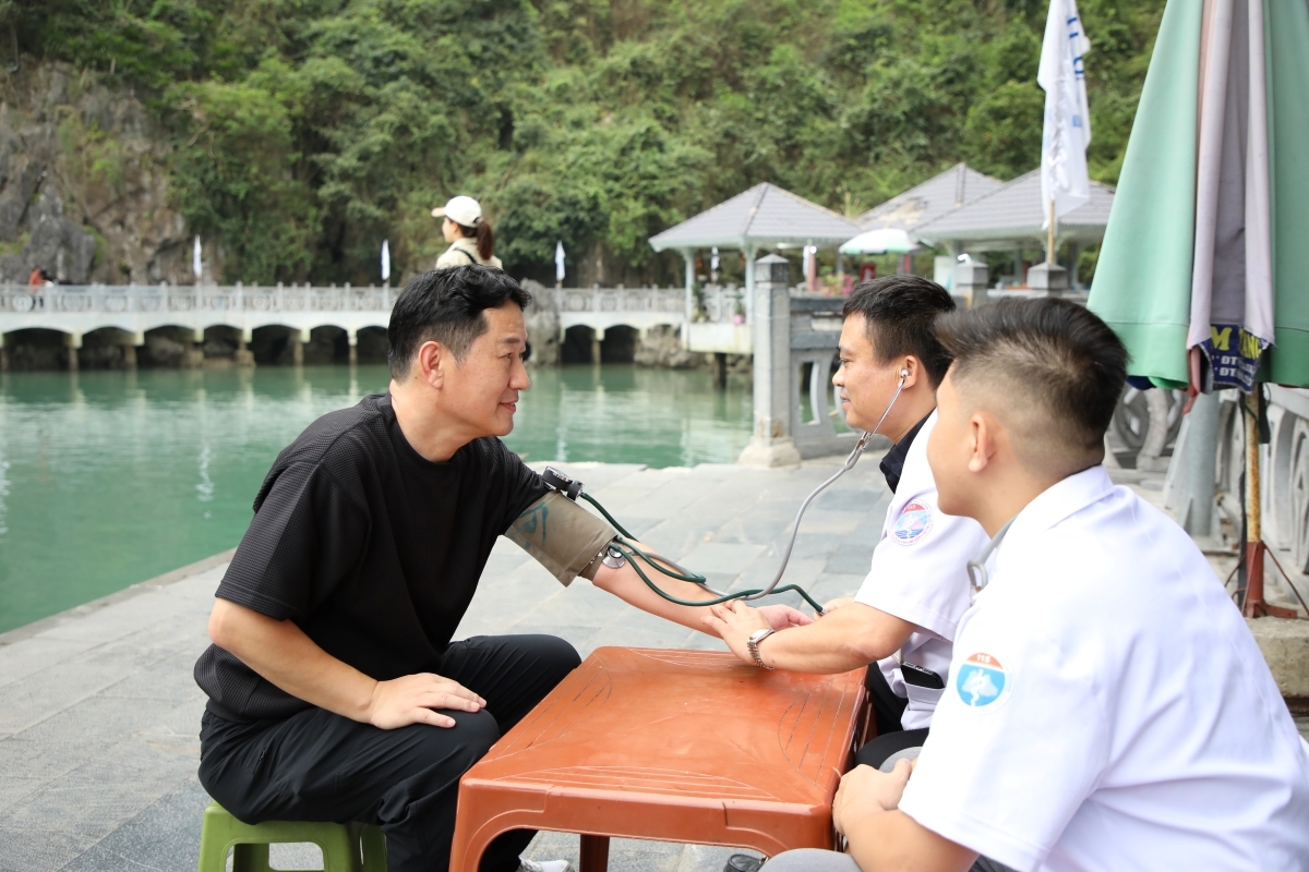 Since April 2, Quang Ninh Province has stationed an on-duty emergency medical team on Ti Top Island to assist tourists facing health issues while visiting Ha Long Bay. (Photo: VOV)