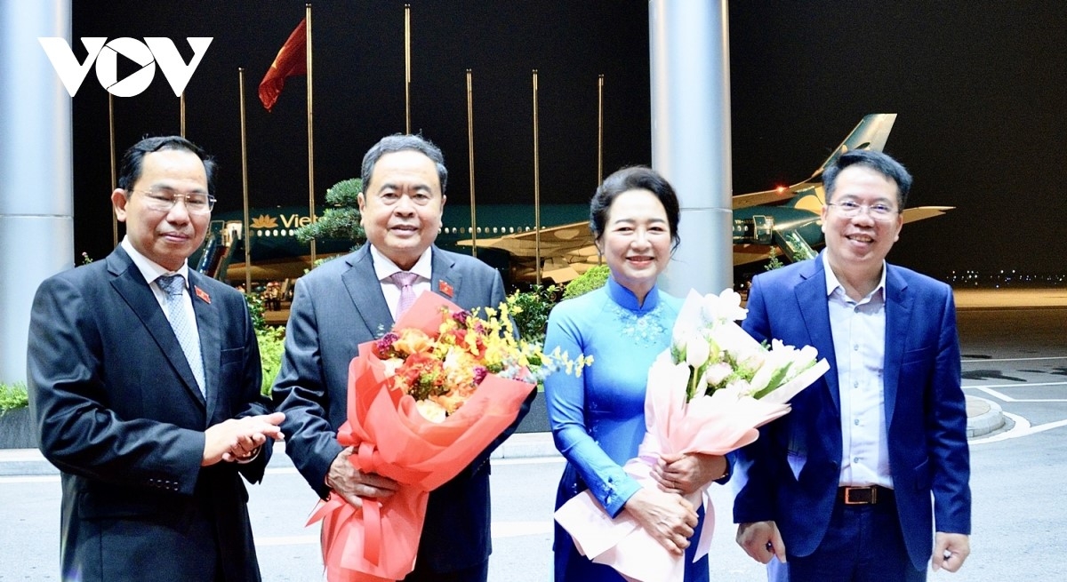 Ceremonia de despedida del presidente de la Asamblea Nacional, Tran Thanh Man, y su esposa, en el Aeropuerto Internacional de Noi Bai. Foto: Le Tuyet/VOV