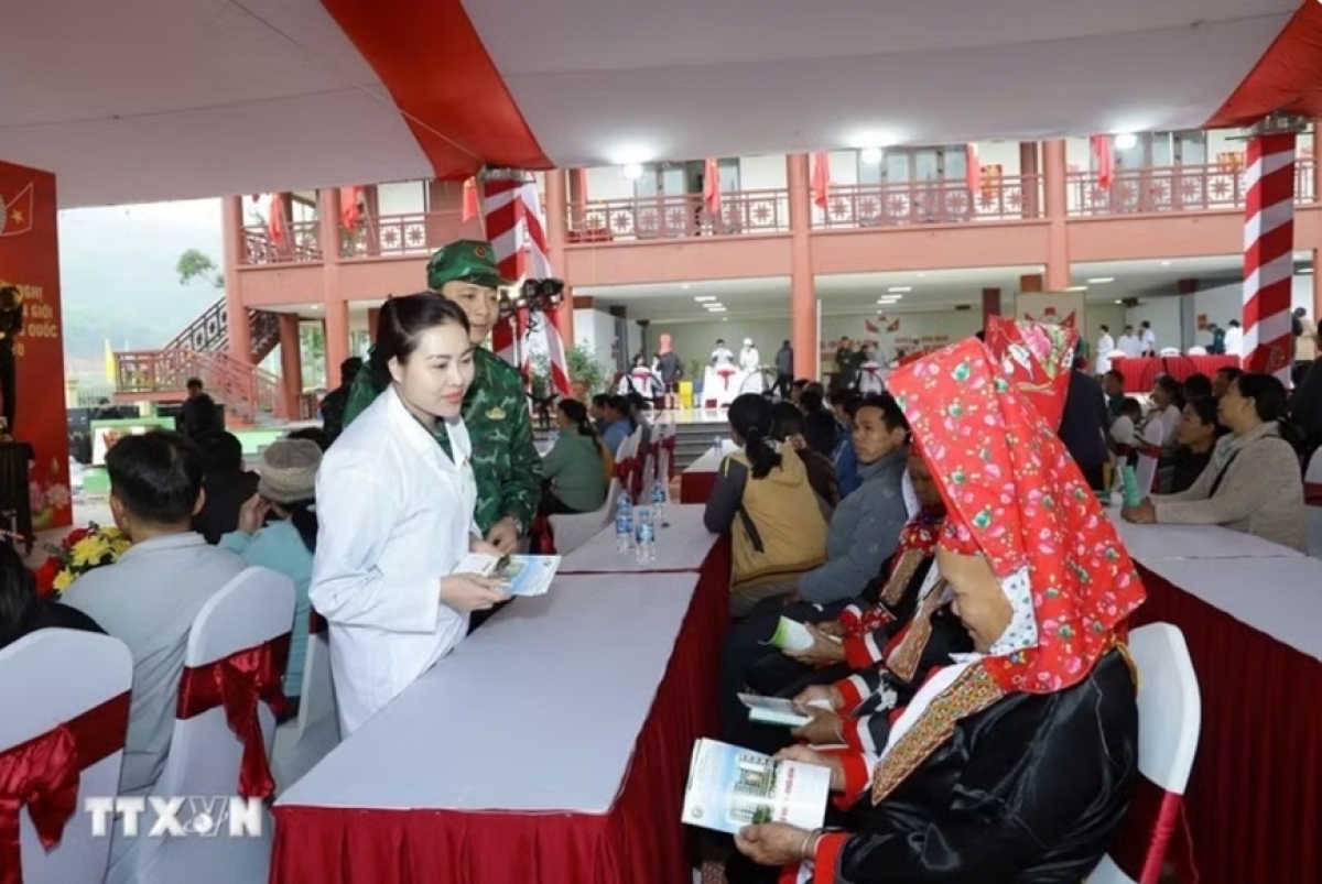 Lực lượng quân y hai nước Việt Nam-Trung Quốc phối hợp khám bệnh cho người dân trong khuôn khổ Chương trình Giao lưu hữu nghị Quốc phòng biên giới Việt Nam-Trung Quốc lần thứ 10. Ảnh: TTXVN