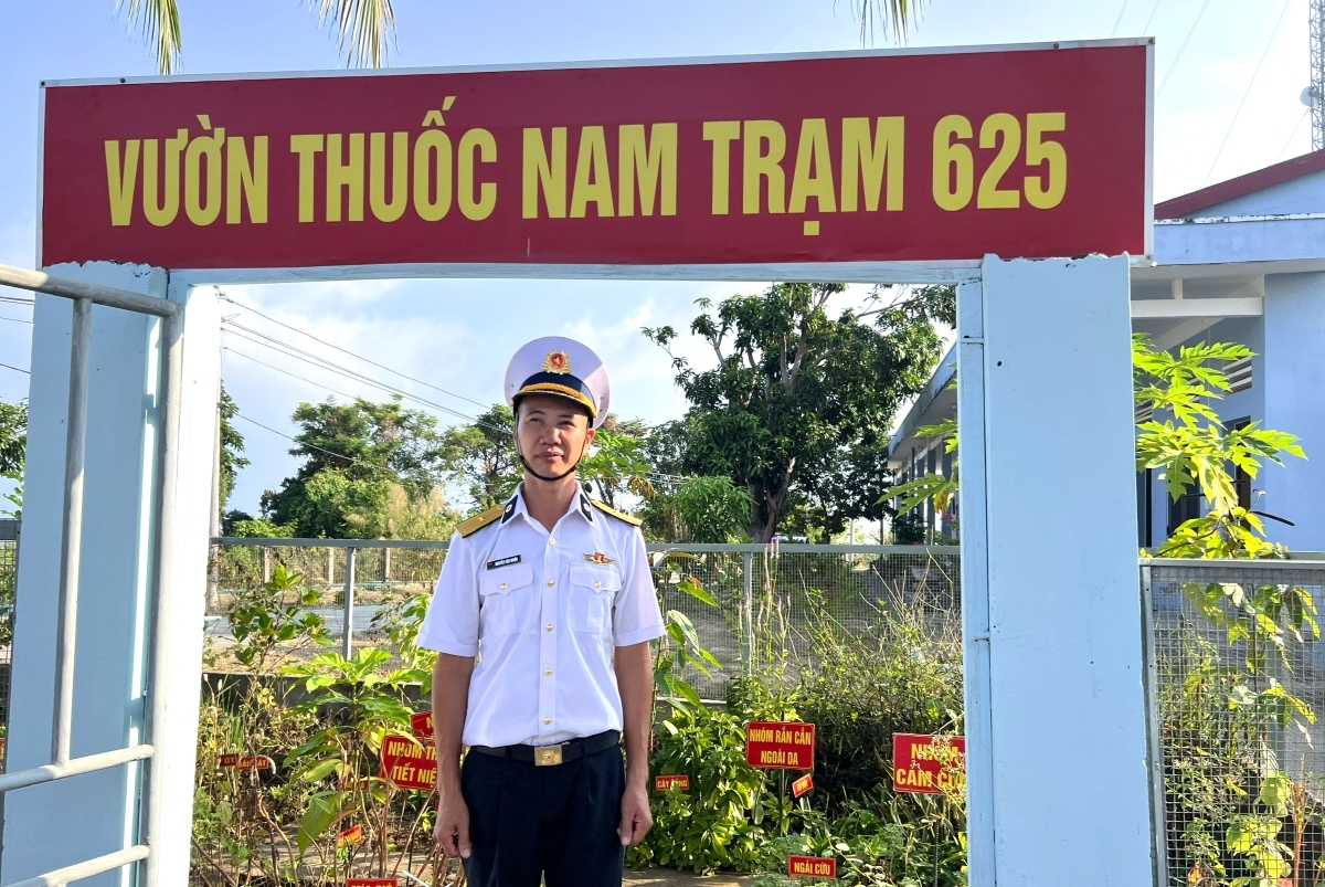 Major Nguyen Van Muon, a medical officer, stands beside the medicinal herb garden at Station 625. Photo: Huyen Trang/VOV5