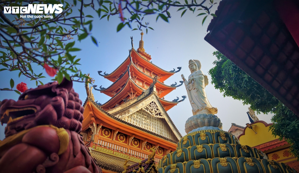 Chùa Bửu Minh có sự hòa hợp giữa màu xám trắng của bê tông, màu nâu trầm của gỗ và màu xanh mướt của cỏ cây tạo nên một bảng màu dịu mắt, xoa dịu mọi căng thẳng của cuộc sống hiện đại.