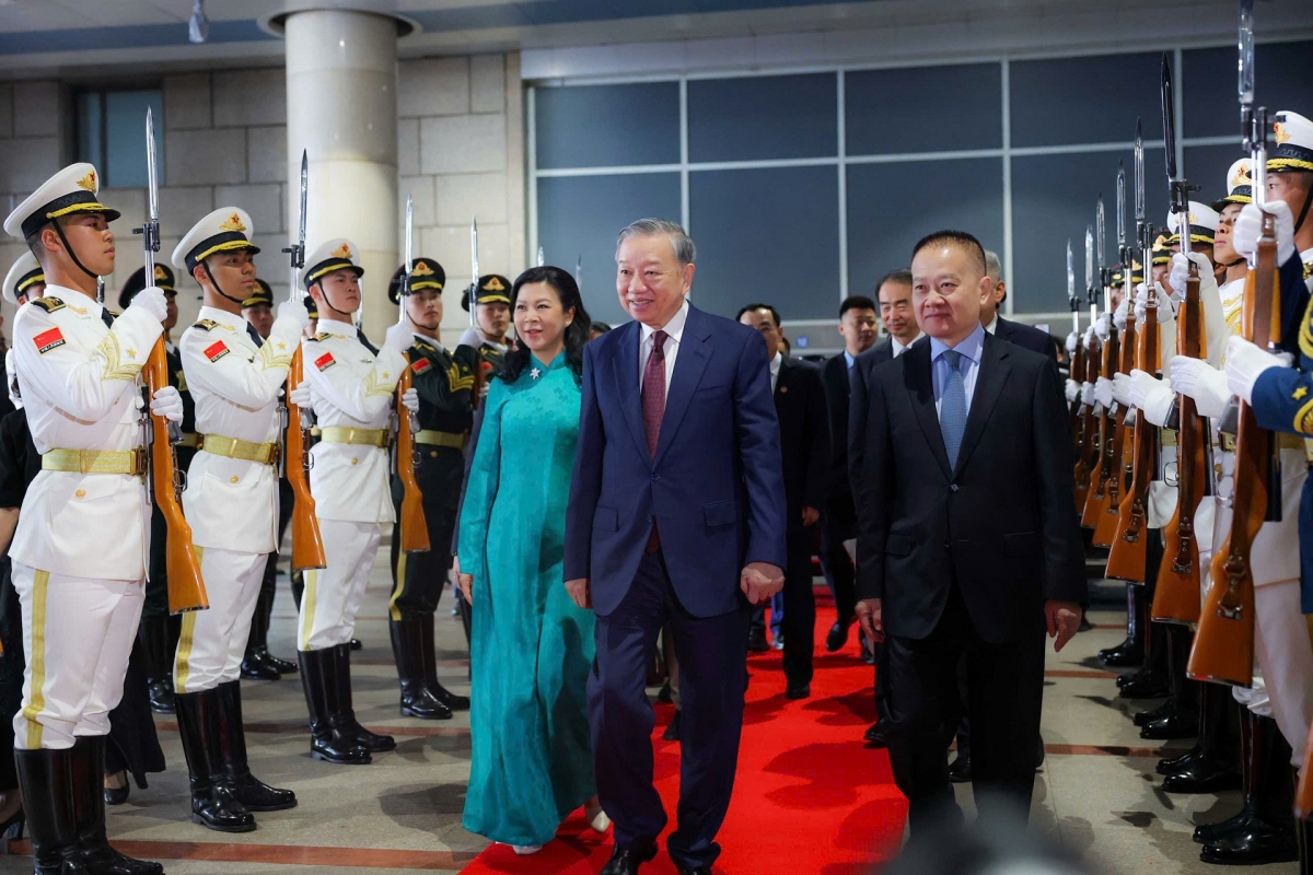 KPV-Generalsekretär und Staatspräsident To Lam besucht mit dem Hochgeschwindigkeitszug die Stadt Nanning. (Foto: Van Hieu/VOV)