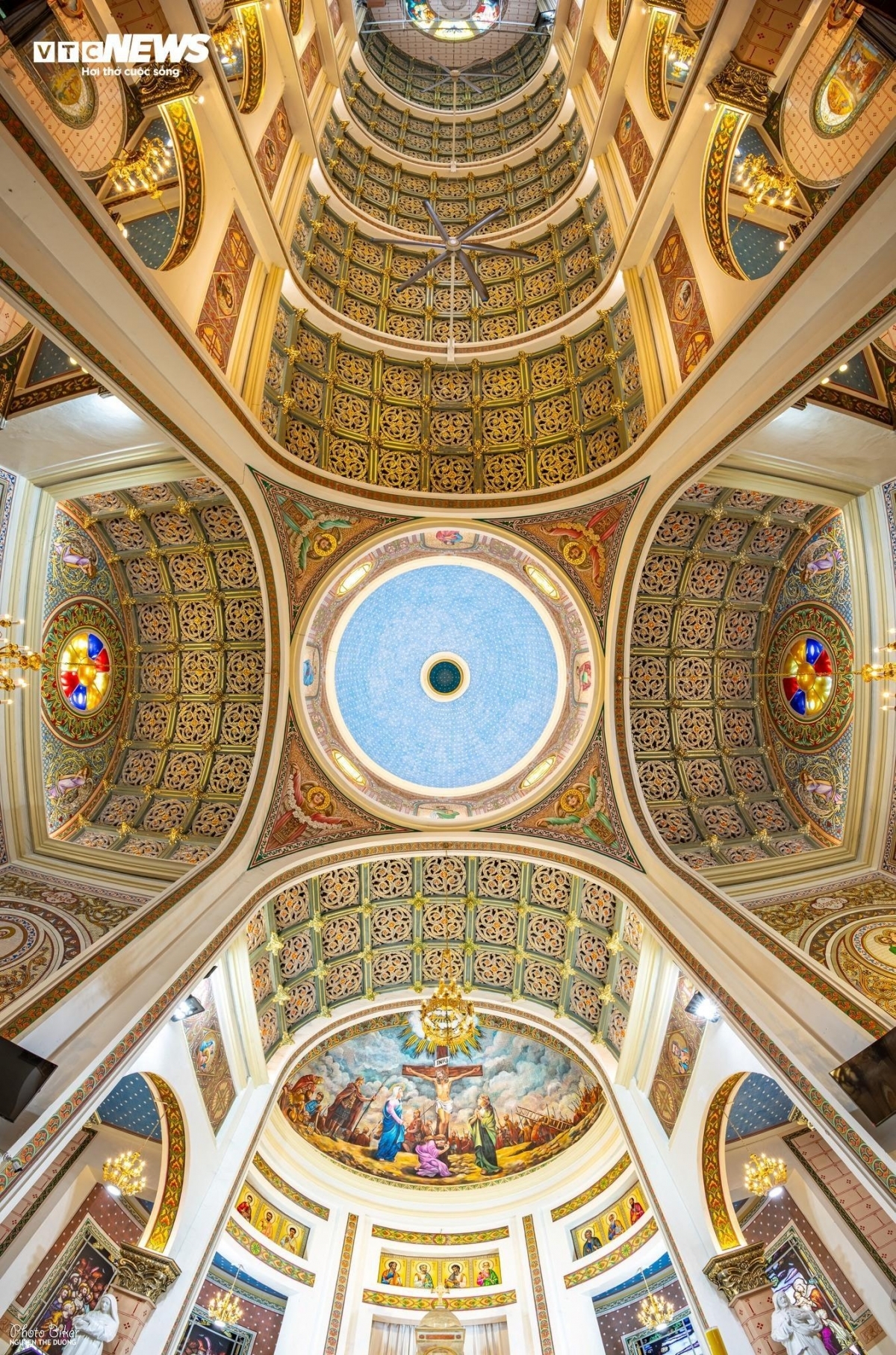 ໂດຍມີຄວາມແຕກຕ່າງກັບໂບດ Gothic, ແຫ່ງນີ້ບໍ່ມີຮູບປັ້ນໃຫຍ່ຫຼາຍ ຫາກແມ່ນການເລົ່າເລື່ອງດ້ວຍບັນດາພາບ mosaic ດ້ວຍຫີນສີ.