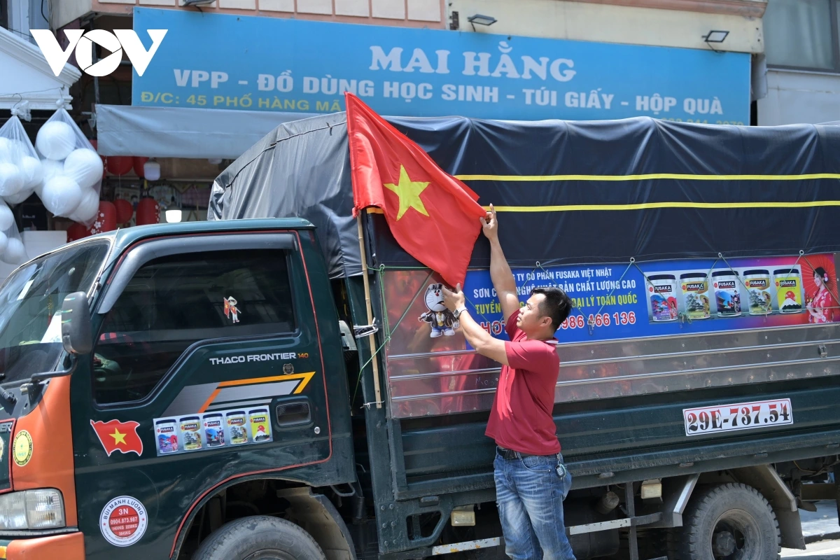 Anh Lương sống tại Vĩnh Tuy (Hà Nội), tài xế xe tải cho biết: “Tôi cắm cờ Tổ quốc quanh năm, khi lá cờ cũ hoặc rách, tôi sẽ chủ động thay bằng lá cờ mới”.