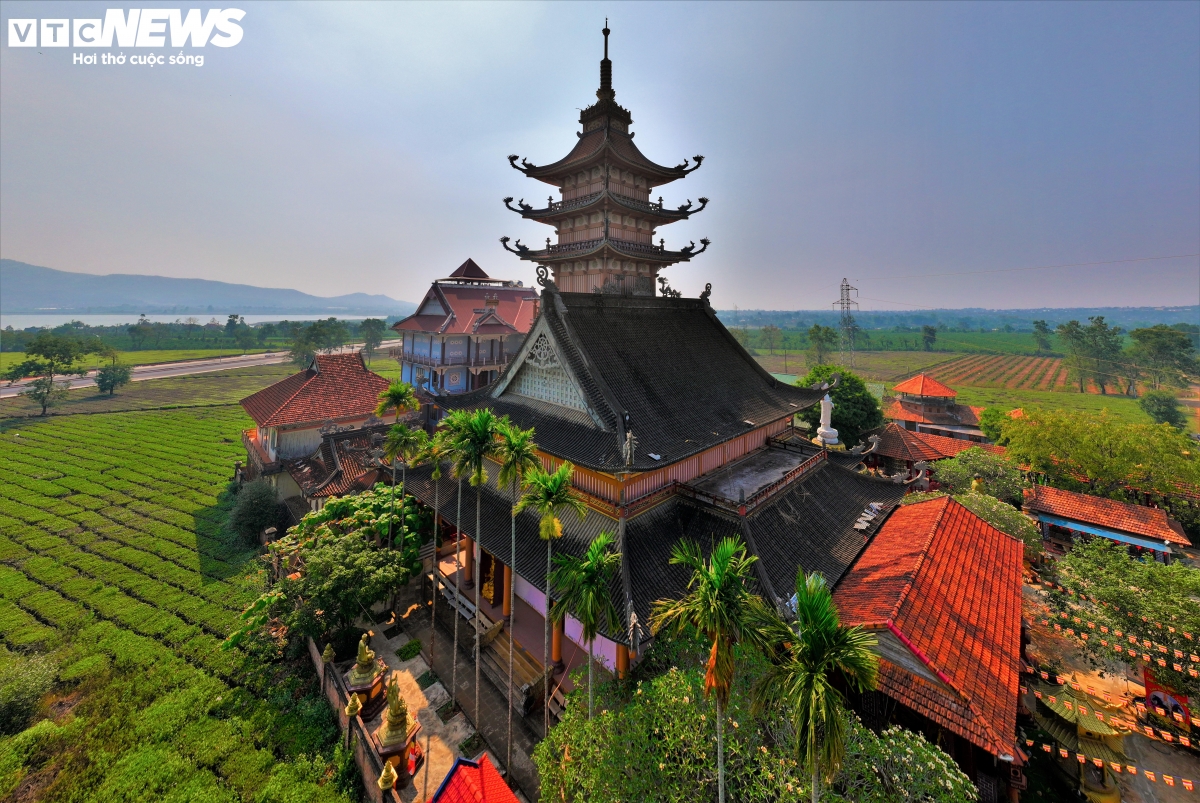 Hiện chùa Bửu Minh đang tọa lạc tại một vị trí được đánh giá là tuyệt mỹ về mặt phong thủy khi sở hữu tầm nhìn ra hồ nước, núi non và cánh đồng chè bao quanh tạo nên một bức tranh sơn thủy hữu tình, bình yên và thanh khiết.