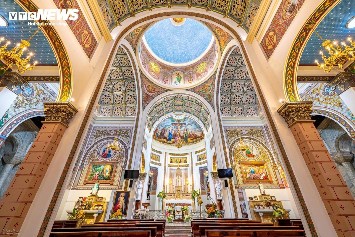 สีทองอร่ามปรากฏเด่นชัดในงานแกะสลักนูนต่ำและงานโมเสก ซึ่งเป็นเอกลักษณ์ของศิลปะไบแซนไทน์ สัญลักษณ์แห่งแสงศักดิ์สิทธิ์และพลังอำนาจจากสวรรค์ ภายใต้แสงที่ส่องผ่านกระจกสี สีทองนี้ไม่ได้หยุดนิ่ง แต่ดูเหมือน “มีชีวิตชีวา” ทำให้พื้นที่นั้นดูน่ามหัศจรรย์