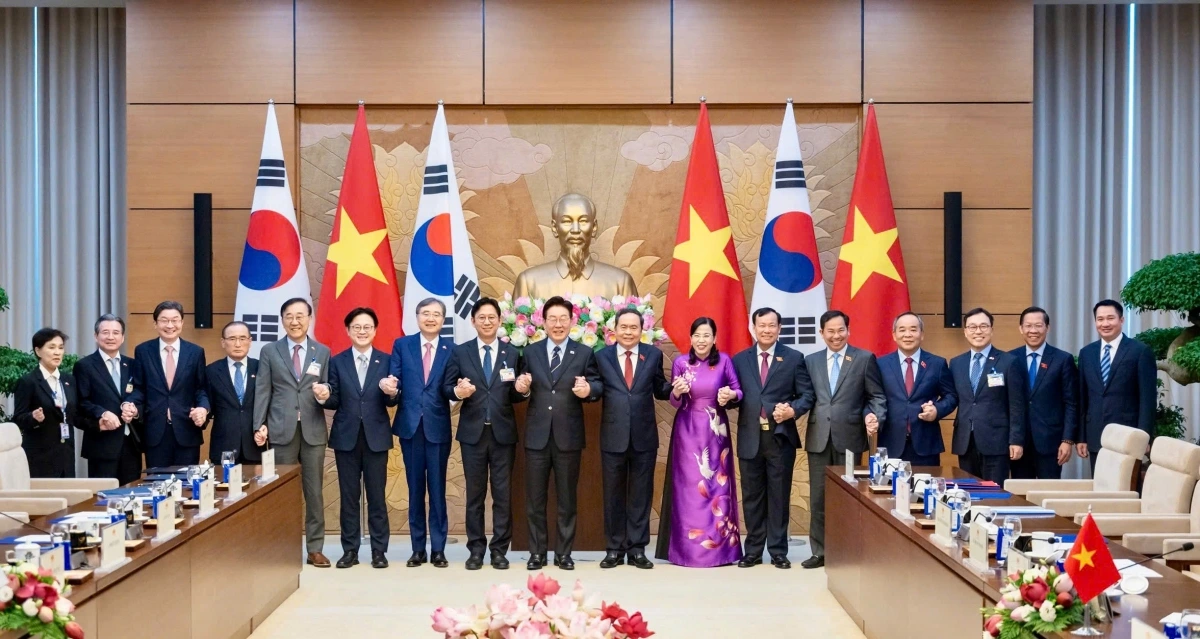 Chủ tịch Quốc hội Trần Thanh Mẫn và Tổng thống Hàn Quốc Lee Jae Myung với đại biểu.